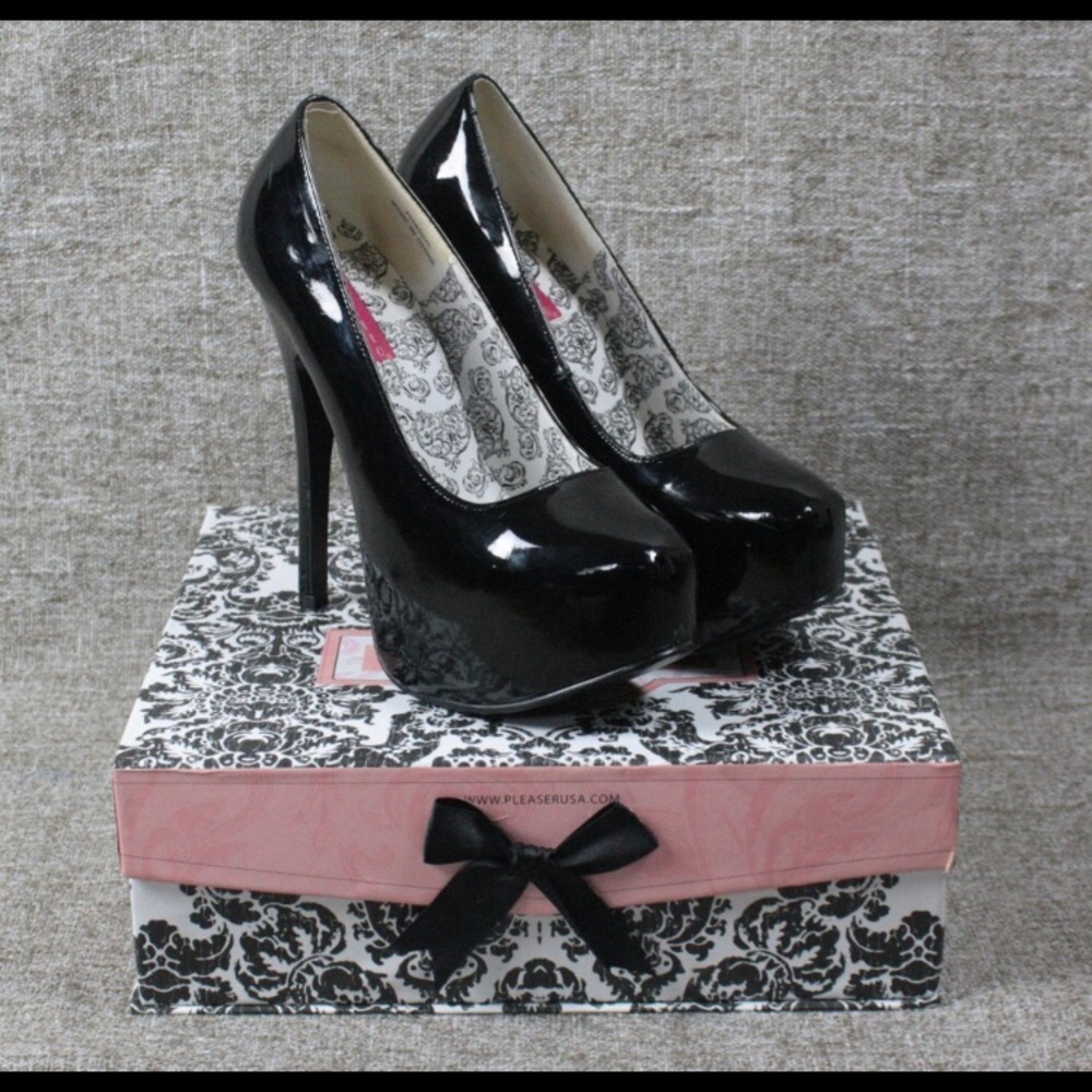 Black pumps